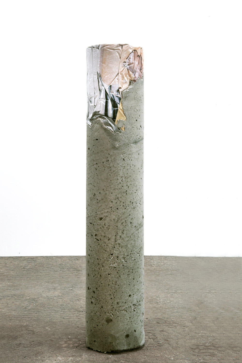 Mathieu Zurcher, Totems de fouille, bloc béton teinté, miroir, tirage papier vinyle adhésif, 2020.