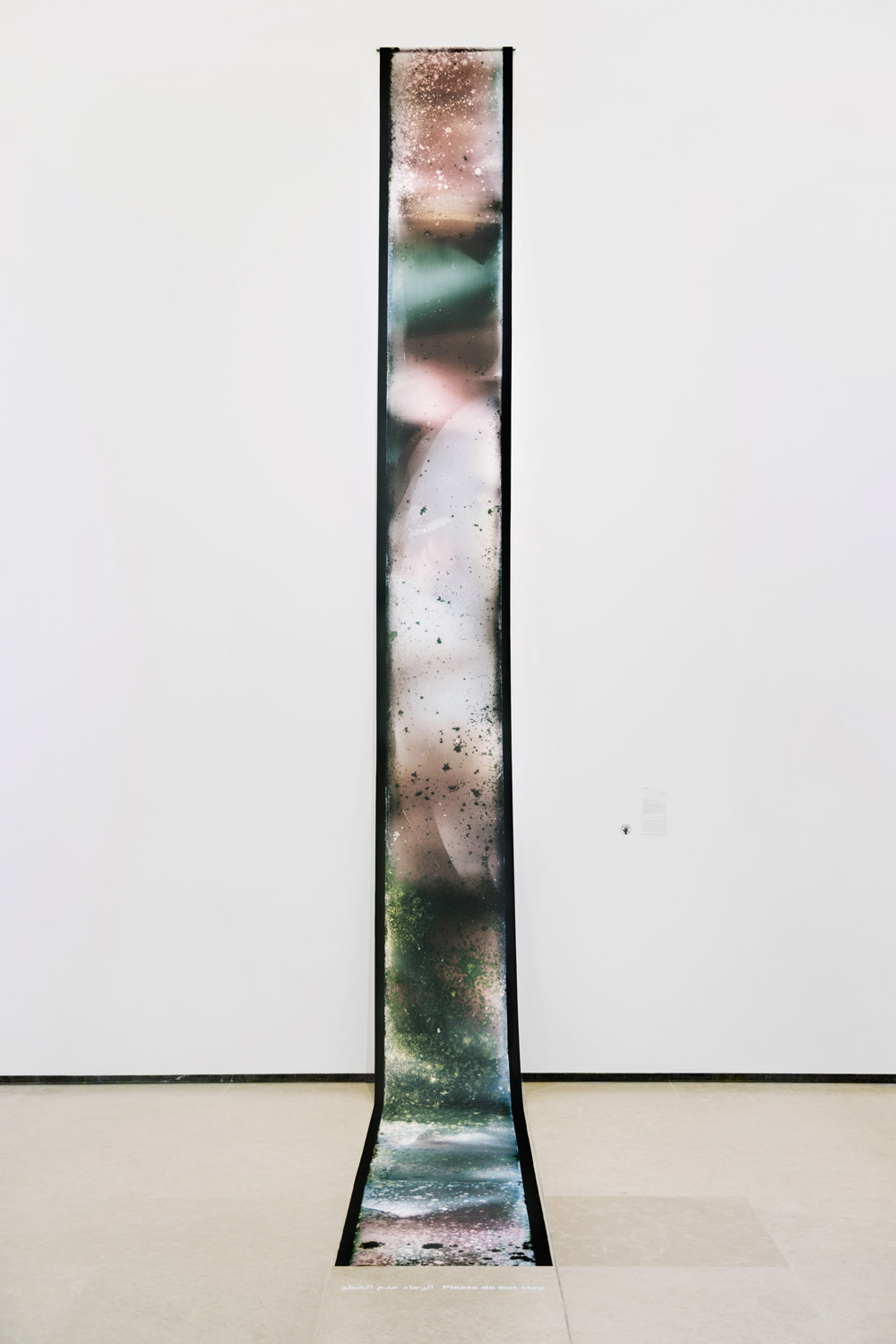 Lara Tabet - The River - Vue d’installation Bactéries sur film couleur 120 mm, numérisées et imprimées sur papier photographique - 60cmx747cm - Crédit photo : Christopher Baaklini