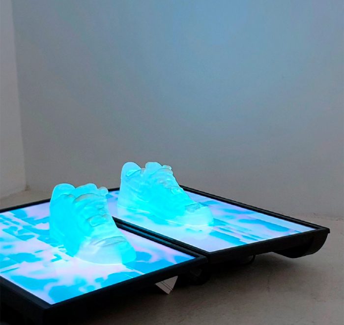 Data swoosh, Installation, 2022 Manon Pretto - Data swoosh, Installation - Nike air force one 3D print scan on screen, video, variable dimensions, 2022.
