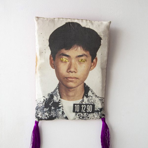 Shinji Nagabe - 10 12 90 - "Quand à l’âge de 14 ans, je travaillais dans une usine au Japon¨ Photographie imprimée sur tissu, cousu à la main et rempli de fibres acryliques. 40 x 22 x 3 cm - 2023