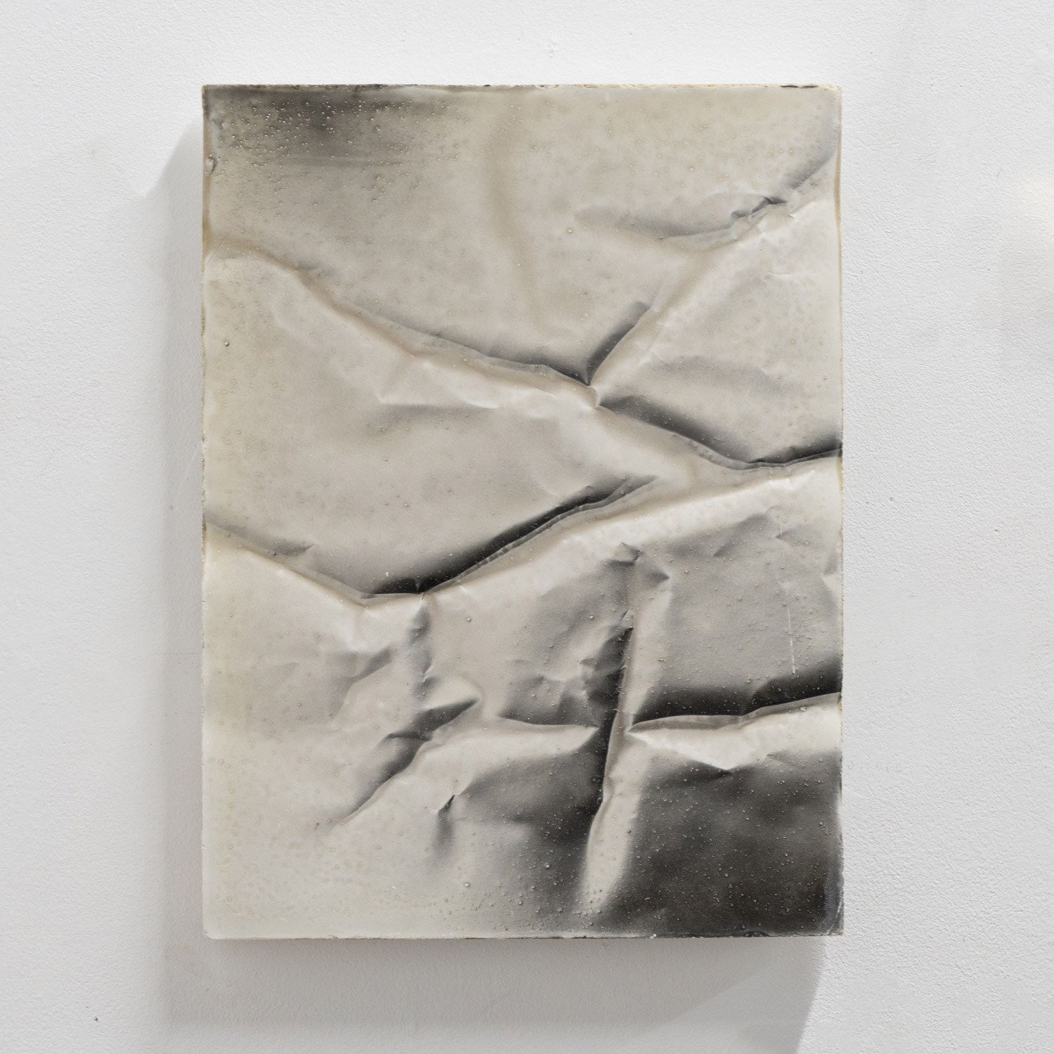 Tomás Amorim - Série Monticalæ - ciment blanc et émulsion gélatino argentique, pièce unique. 40,6 x 30,5 x 2,5 cm.