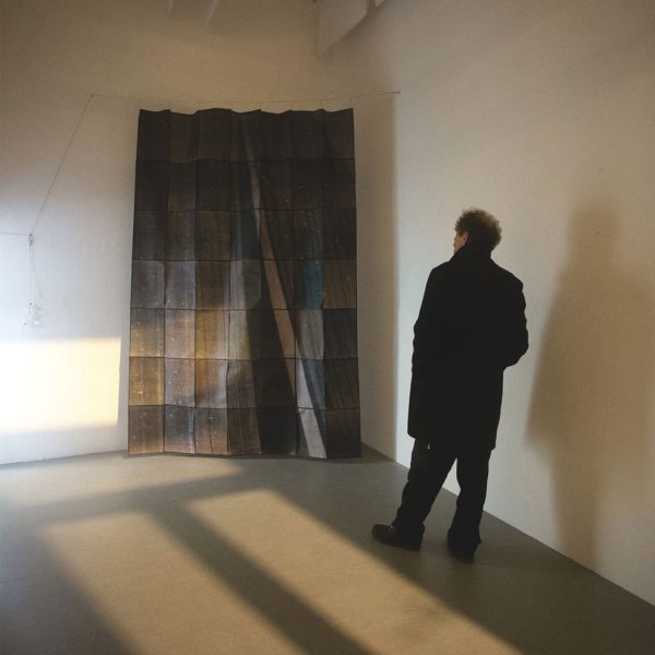 Esmee van Zeeventer, Paper curtain, cyanotype sur papier de riz, fil, 300x200 cm.