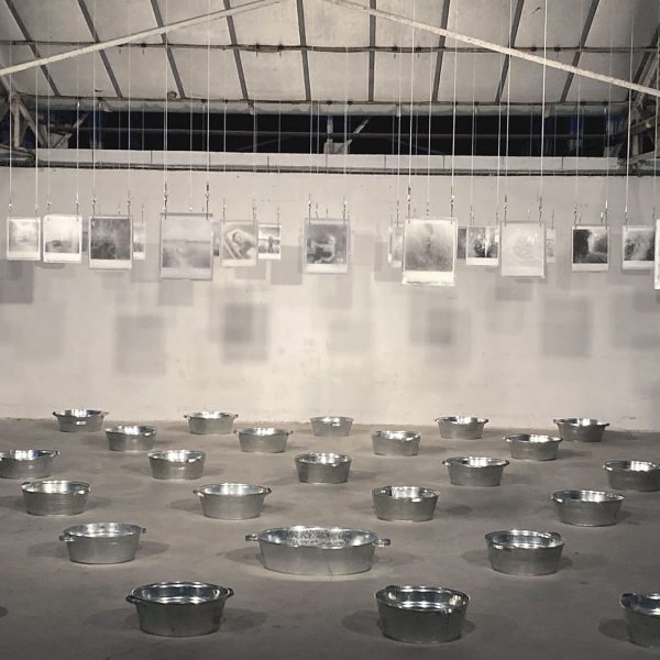 Fred Froument, Camera Calda : Débâcle, tirages photographiques argentiques enfermés dans des blocs de glaces suspendus, dimensions variables.