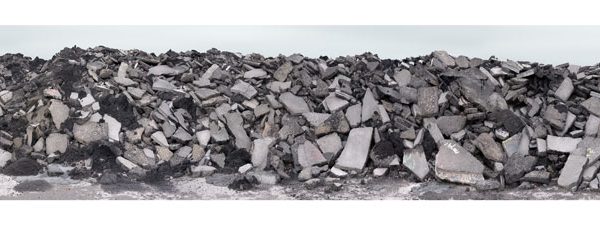 Gabriele Engelhardt, Asphaltberg, 2024, photographie C-print, 108 x 6024 cm, en trois parties.