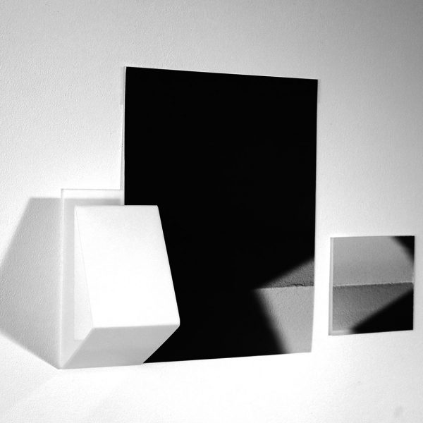 Géraldine Wilcke, Les Architectures de l'ombre VI.IV, 2025, Triptyque composé de 3 parties, Tirage photographique sur Canson aquarelle Rag 310 g, plexiglas noir 8mm, plexiglas 3mm anti-reflet, plexiglas blanc 3mm, © ADAGP.