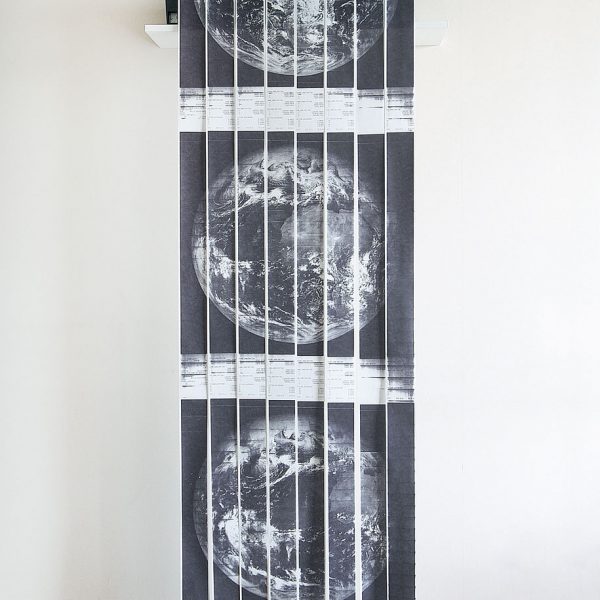 Ivan Murit, Reçu global, 2024, Imprimantes de ticket de caisse, code, satellite d'observation. 90 x 200 x 40 cm.