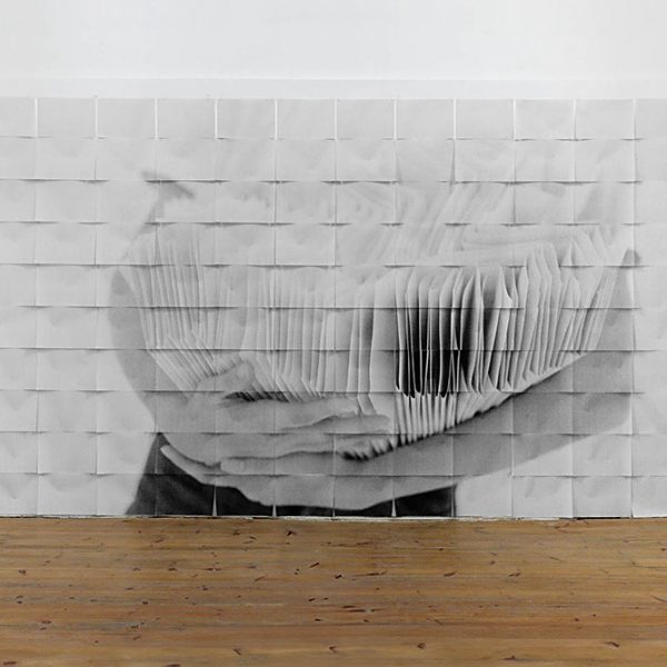Marine Pistien, Le poids des images, Impression offset sur papier recyclé 80 g., 160 feuilles au format A3 assemblées (16 colonnes × 10 rangées), 6,72 m × 2,97 m.