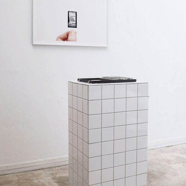 Matthieu Boucherit, Projet hope behind images, Anamnesis, tirages au gélatino bromure d’argent sur lames de microscope, dispositifs de présentation et d'archivage biomédicaux, tirages jet pigmentaire d'images générées par IA. Dimensions variables. 2018-2025. © ADAGP.